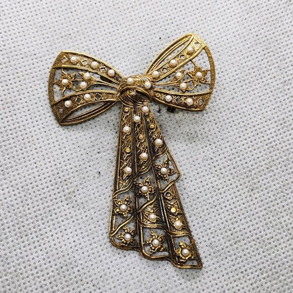 None Jewelry - Vtg Art Deco Style Gold Tone Brass Ribbon Bow Brooch w/Faux Pearls & Stars